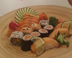 Salmon Lovers Combo (12 pieces)